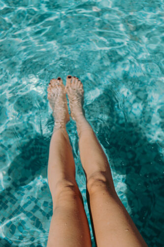 kaboompics_Women's legs in the pool